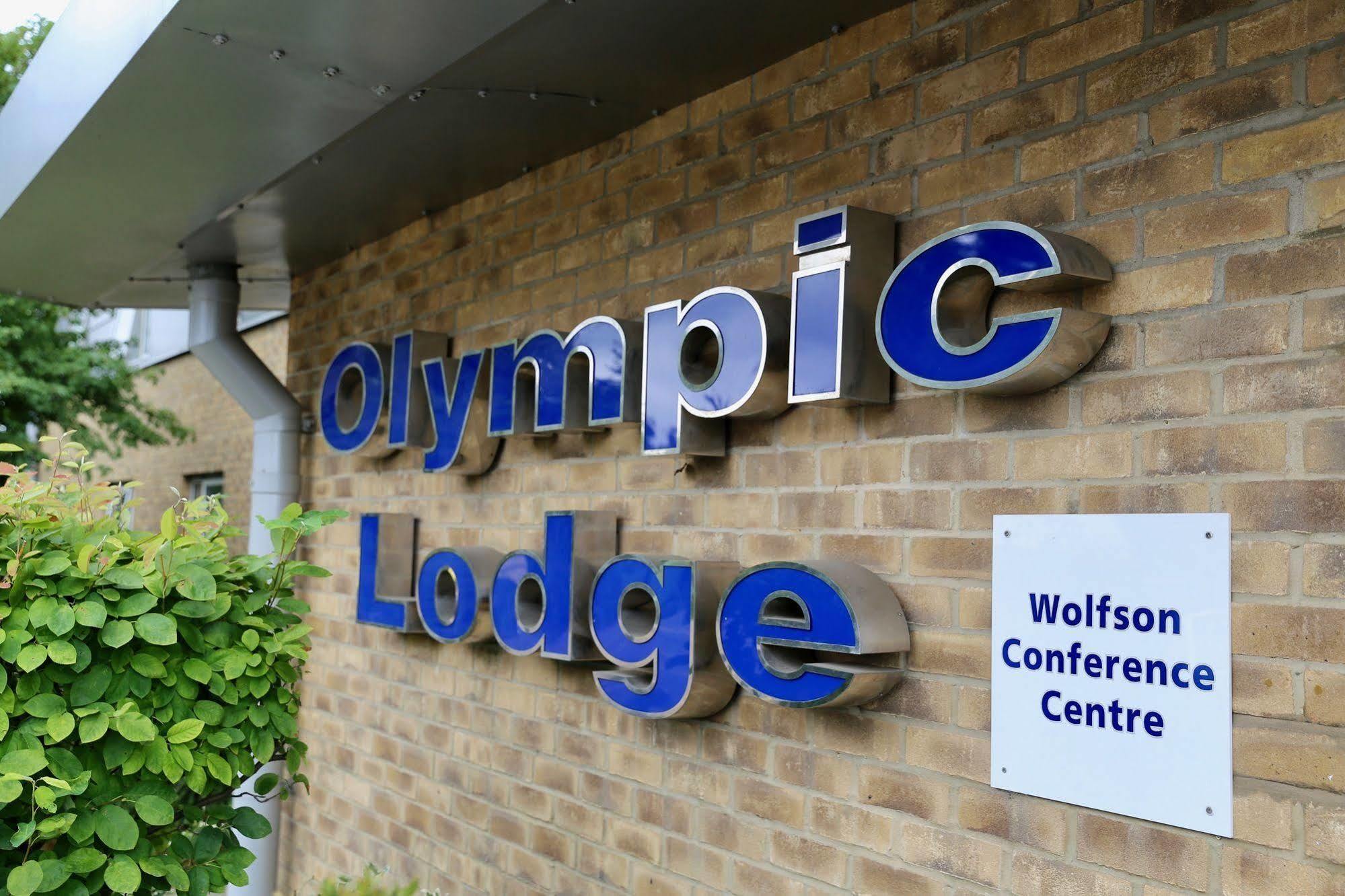 The Olympic Lodge Aylesbury  Zewnętrze zdjęcie
